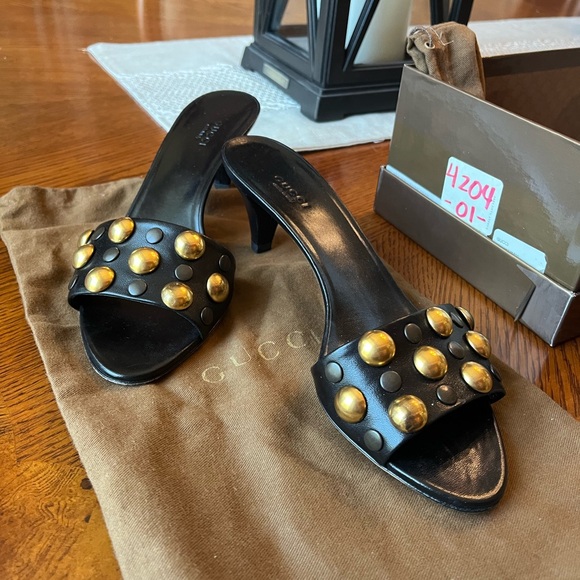 Gucci nero (black)leather studded kitten heel, w box & Gucci cloth shoe bags - Picture 6 of 8